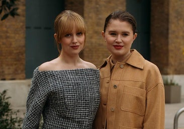 Desde que mi madre empezó a usar este corrector que rellena las líneas finas y las arrugas, sus ojos lucen más jóvenes y brillantes.